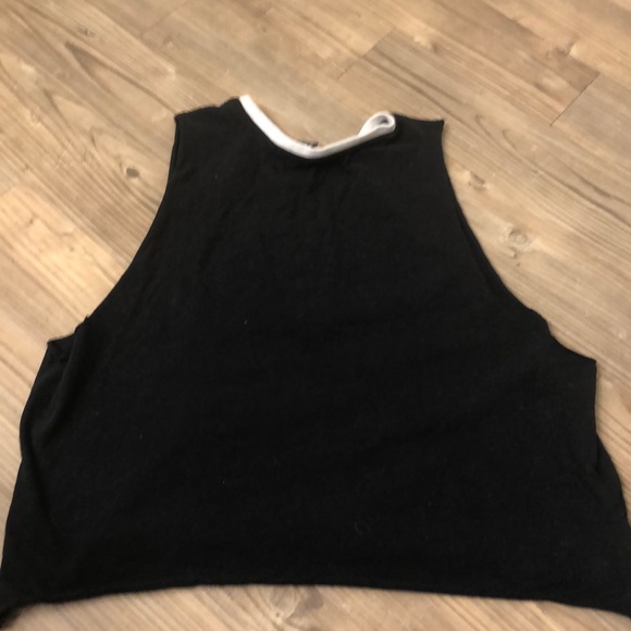 Crop top - Picture 2 of 3